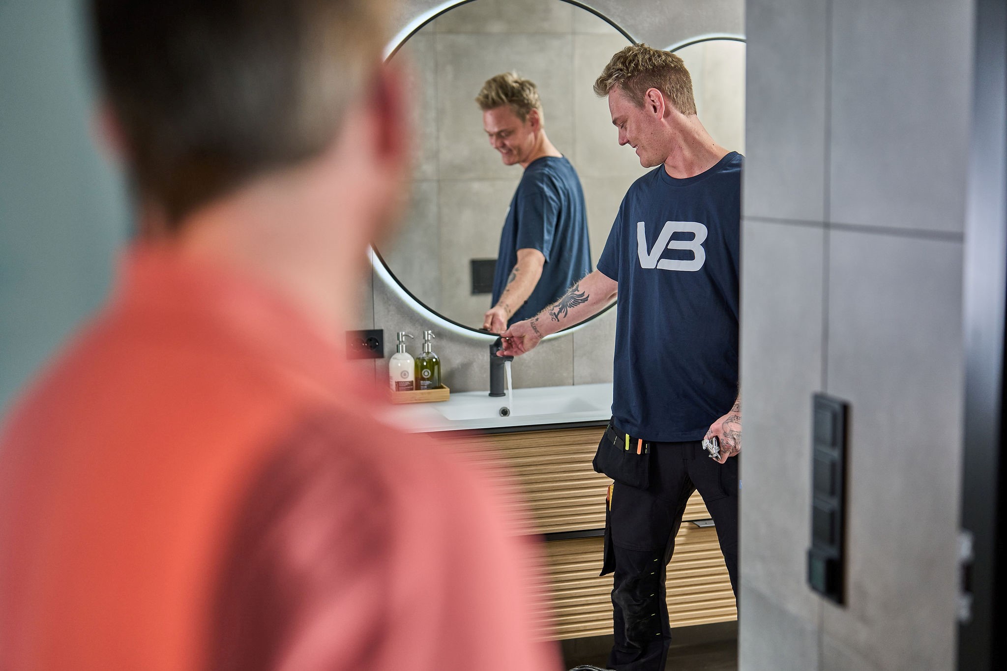 VB-rørlegger kvalitetssikrer og tester at det kommer vann ut i fra krana.